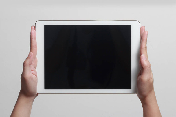 Handen tonen tablet. Een tablet is een draadloze touch scherm personal computer die kleiner is dan een laptop maar groter dan een smartphone. - Foto, afbeelding