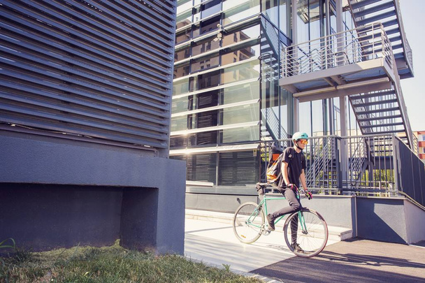 Bike messenger in the city - Foto, Imagem