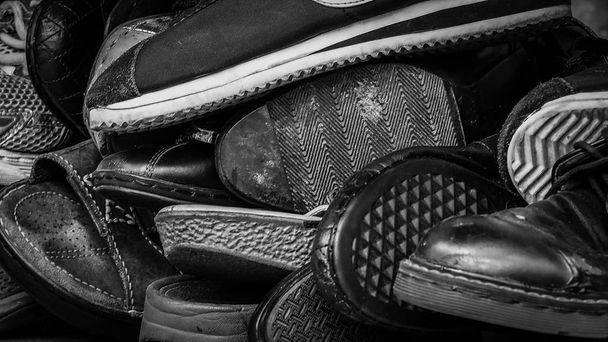 古い汚い男性靴のクローズ アップ。使用される靴。ヒープの古い靴します。靴の汚い男性の多くの。男性の靴のコレクションが構成されていません。男性は、無秩序と靴を保つため。男性の靴. - 写真・画像
