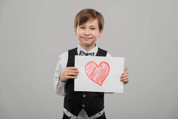 Αγόρι σχολείο με χειροποίητη καρδιά - Φωτογραφία, εικόνα