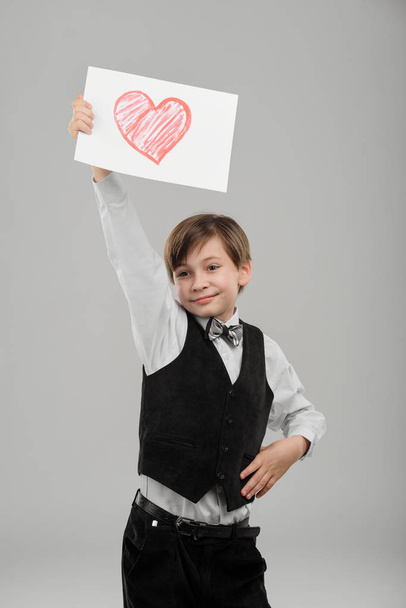 kleiner Junge mit bemaltem Herzen - Foto, Bild