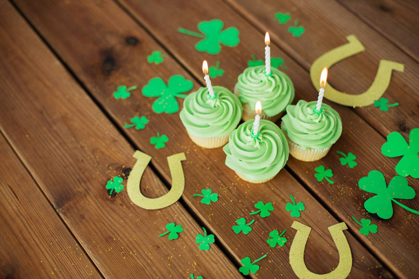 green cupcakes, horseshoes and shamrock - Foto, Imagem