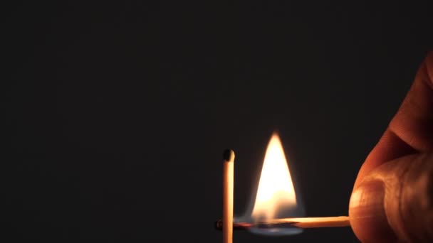 wedstrijden zwavel branden met een rode vlam op een donkere achtergrond - Video
