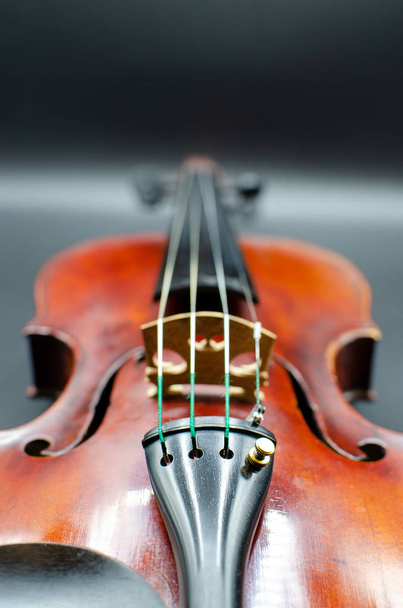 Професійна скрипка під кутом зору гравців з фокусом на хвостовій частині, що тримає струни, зняті в студії, схожі на концертне освітлення
 - Фото, зображення