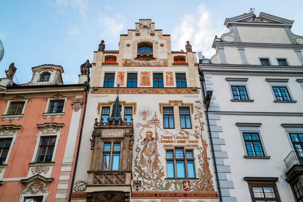 A középkori Storch-ház, és egy gyönyörű festmény állt Szent Vencel, a lovát, található, az Óváros tér, Prága, Cseh Köztársaság. - Fotó, kép