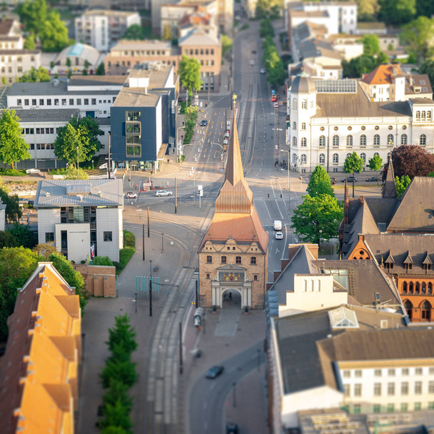 εναέρια άποψη της πόλης του Rostock, πύλη stein στην παλιά πόλη  - Φωτογραφία, εικόνα