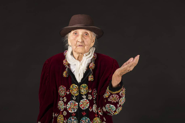 Stylish old woman on black background - Foto, imagen