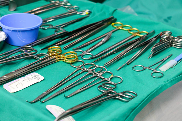 strumenti medici o chirurgici in un allestimento di una sala operatoria
 - Foto, immagini