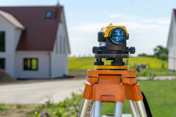 theodolite measuring device for land survey at a construction site - Foto, afbeelding