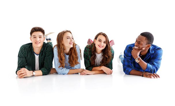 група веселих молодих людей чоловіків і жінок багатонаціональні ізольовані на білому фоні
 - Фото, зображення