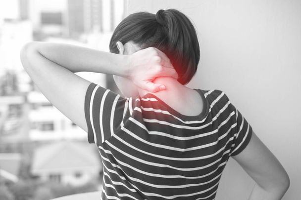 Ázsiai nő az izom sérülése, amelynek fájdalom, a nyakán. - Fotó, kép