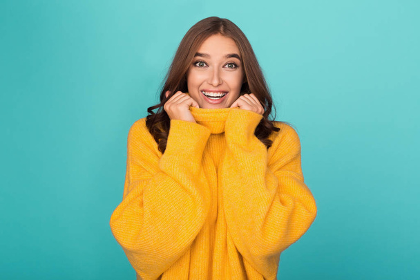 Vicces nő sárga pulóver, széles körben mosolyogva - Fotó, kép