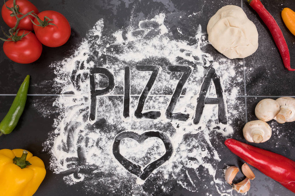 Ingredientes para pizza, champiñones, tomates, pimientos, masa de ajo y harina
 - Foto, imagen