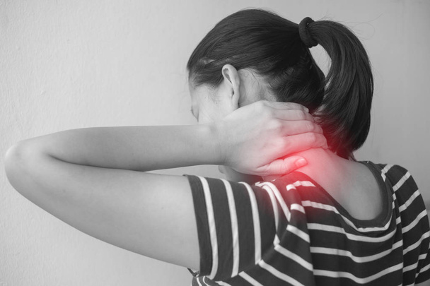 Asiatico donna con muscolo infortunio avendo dolore nel suo collo
. - Foto, immagini