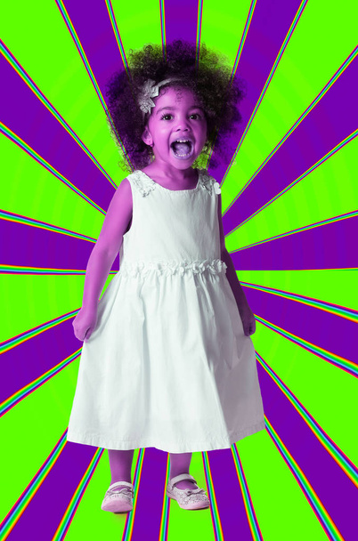 Ritratto al neon di una bambina in età prescolare allegra a tutta lunghezza. Studio girato su sfondo geometrico
 - Foto, immagini