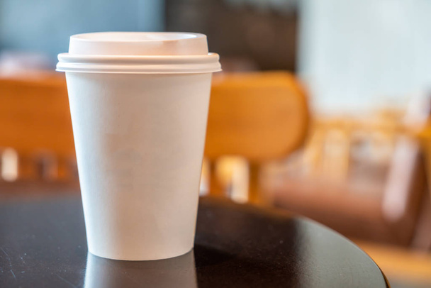 taza de papel de café caliente en la cafetería y cafetería
 - Foto, imagen
