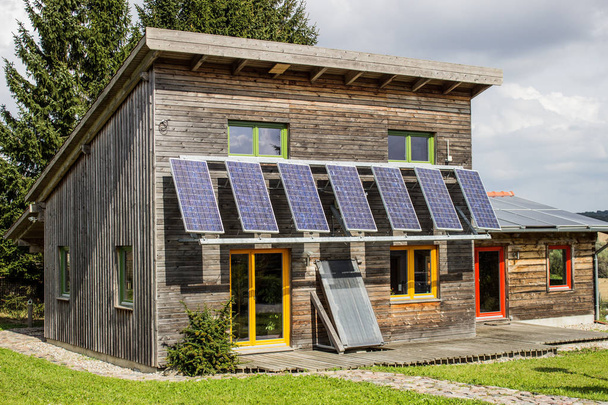 Solární panely nebo fotovoltaické elektrárny v dřevěném domě - Fotografie, Obrázek