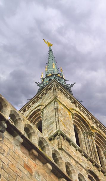 Torre de la catedral en la abadía del Mont Saint Michel. Norman.
 - Foto, Imagen
