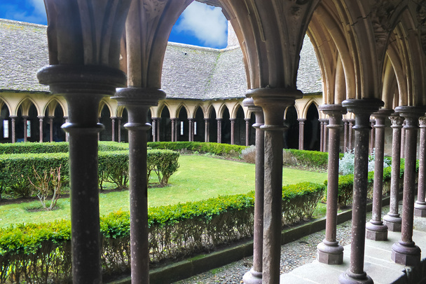 Il giardino del monastero nell'abbazia di Mont Saint Michel. Normandia
 - Foto, immagini