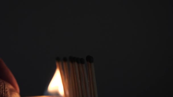 wedstrijden zwavel branden met een rode vlam op een donkere achtergrond - Video