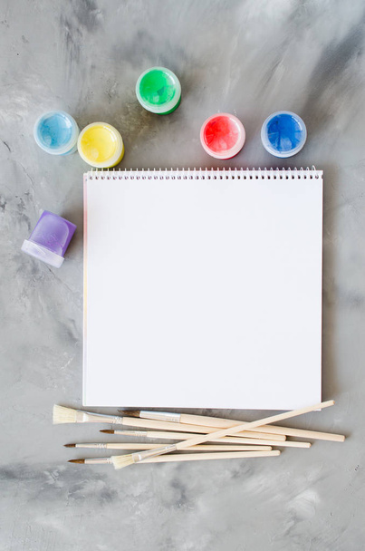 Prázdný dokument white paper list, štětce a barvy. Makety pro kreslení. Pohled shora. Kopírovat prostor - Fotografie, Obrázek