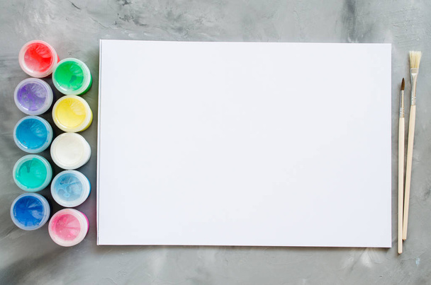 Prázdný dokument white paper list, štětce a barvy. Makety pro kreslení. Pohled shora. Kopírovat prostor - Fotografie, Obrázek