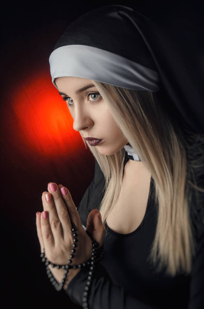 Portret sztuki zakonnica nowicjusz w głęboką modlitwę Różańca - Zdjęcie, obraz