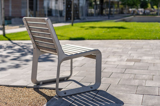 Επιλεκτική εστίαση και στενή μέχρι φωτογραφία από το άδειο δρόμο ή στο πάρκο δημόσια θέση με ξύλινες καρέκλες που στέκεται ενάντια θολή φόντο - Φωτογραφία, εικόνα