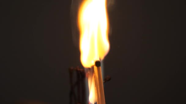暗い背景に赤い炎を一致する硫黄燃焼 - 映像、動画
