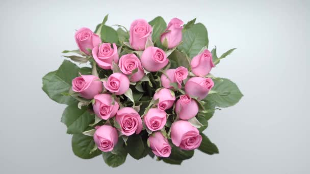 Kytice růžových růží na stole. Statický snímek. 4 - Záběry, video