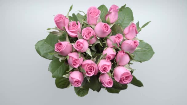 Γυναικεία χέρια αγγίζετε ένα μπουκέτο με ροζ τριαντάφυλλα στο τραπέζι. 10 - Πλάνα, βίντεο