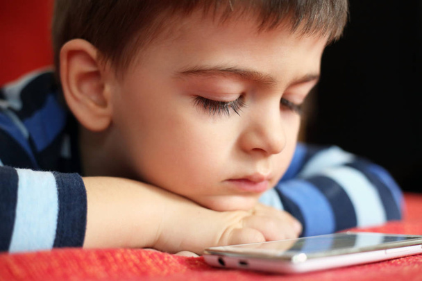 Little boy with tablet - digital era - Foto, immagini