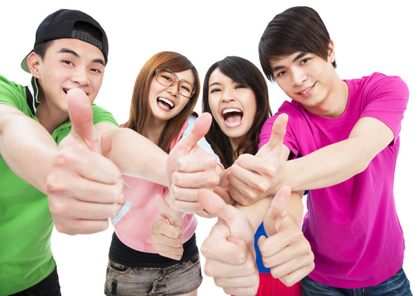 fröhliche junge Gruppe mit erhobenem Daumen - Foto, Bild