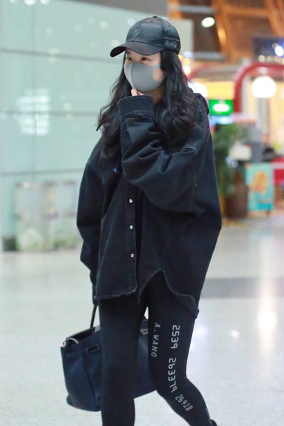 Chinese actress Liu Yifei arrives at the Beijing Capital International Airport in Beijing, China, 21 January 2019 - Foto, afbeelding