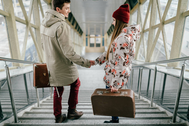 romantic couple in love with suitcases on stairs - Φωτογραφία, εικόνα