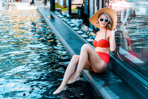 Kırmızı Mayo, şapka ve güneş gözlüğü yüzme havuzu yanında poz kız güzel PIN - Fotoğraf, Görsel