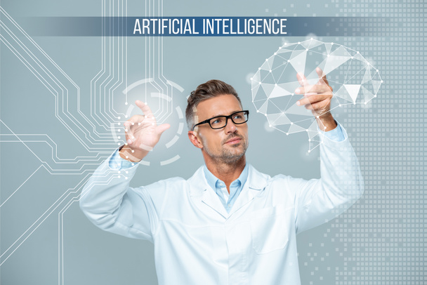 guapo científico en bata blanca y gafas de interfaz cerebral en movimiento, concepto de inteligencia artificial
 - Foto, imagen