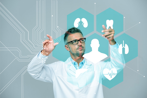 hezký vědec v bílém plášti a brýle přesunutí lékařských rozhraní ve vzduchu, samostatný na bílé, koncept umělé inteligence - Fotografie, Obrázek