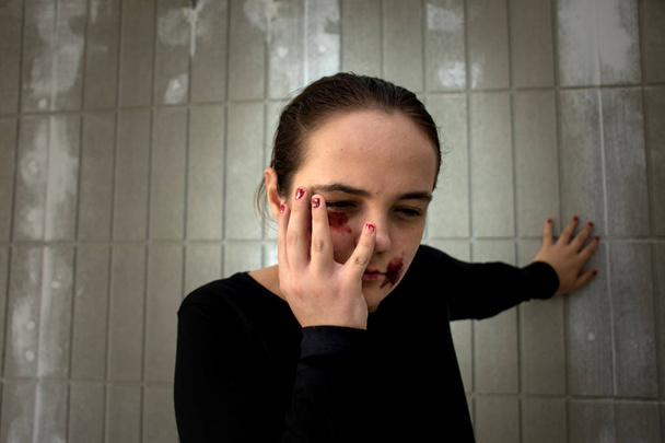 彼女の顔を覆う怪我を負う不幸な女性のクローズアップ - 写真・画像