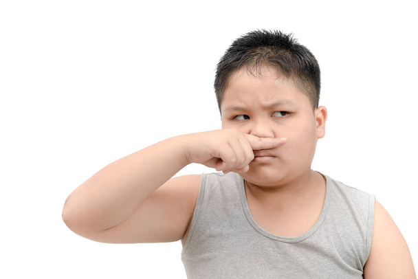 Kövér fiú kiterjedő orra, mert egy rossz undorító szaga a elszigetelt fehér háttér. büdös szag és arckifejezés koncepció - Fotó, kép
