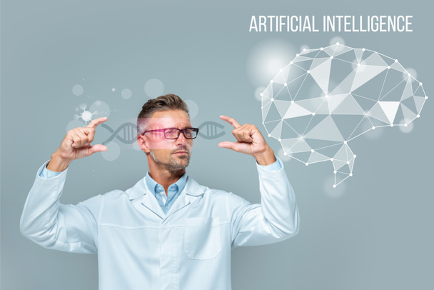 bellissimo scienziato in occhiali con interfaccia medica con DNA e cervello isolati su grigio, concetto di intelligenza artificiale
 - Foto, immagini