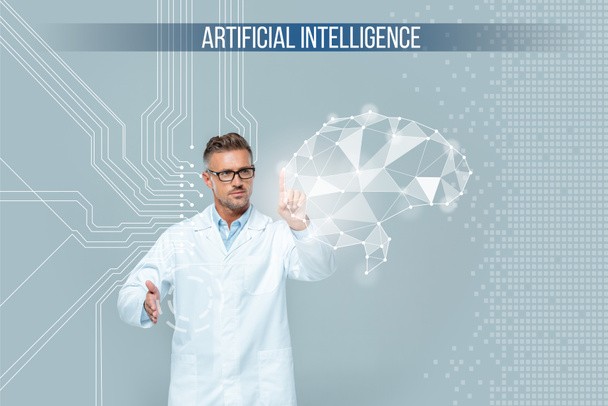 guapo científico en gafas tocando interfaz cerebral aislado en gris, concepto de inteligencia artificial
 - Foto, Imagen