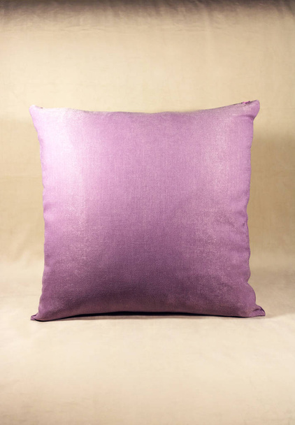 ベルベットのソファの上の光紫色の枕。コーナーでのケラレと暖かいトーン。白い背景。インテリア デザインのアイデア - 写真・画像