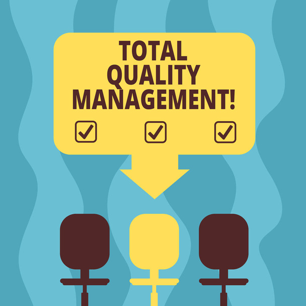 Fogalmi kézi írás, Total Quality Management mutatja. Üzleti fénykép bemutató állandó szervezeti fejlesztési folyamat tér színes nyíl mutat egyet a három forgószék. - Fotó, kép