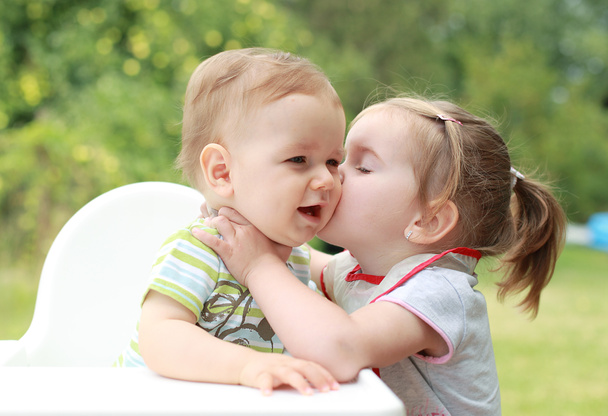 Embrasser des enfants
 - Photo, image