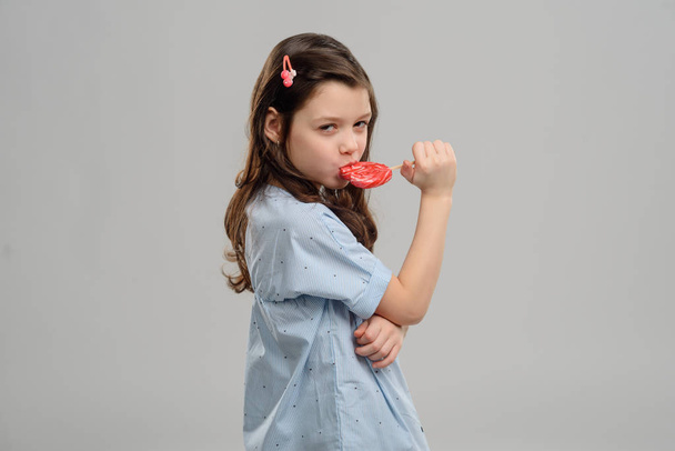 Girl eating a hard candy - Fotoğraf, Görsel