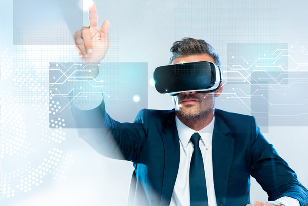 Geschäftsmann in Virtual-Reality-Headset berührt Innovationstechnologie isoliert auf weiße, künstliche Intelligenz-Konzept - Foto, Bild