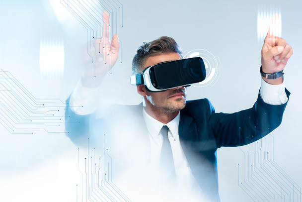 virtuális-valóság sisak megható innováció technológia üzletember elszigetelt fehér, mesterséges intelligencia fogalma - Fotó, kép
