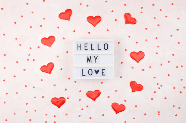 Kreatív Valentin-nap romantikus összetétele lapos feküdt felülnézet szeretet ünnep ünnepe a piros szív lightbox rózsaszín háttér másol hely sablon üdvözlőlap szöveg tervezés szociális média blogjainak - Fotó, kép