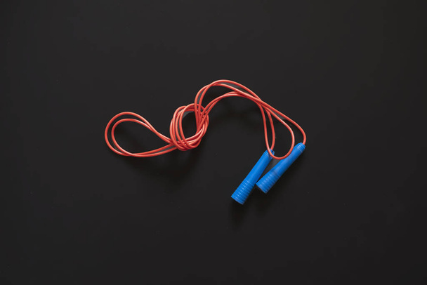 rojo y azul atado saltar cuerda aislado f
 - Foto, Imagen